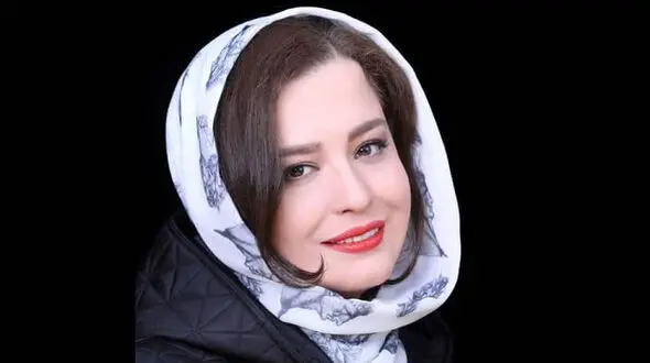 عکس سلفی مهراوه شریفی نیا در گالری نقاشی