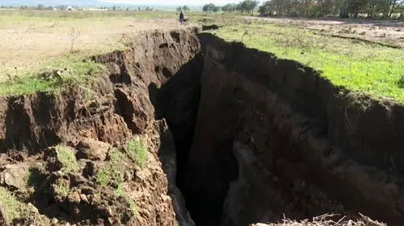 زمین یک شبه دهان باز کرد / مردم وحشت زده شدند + عکس 