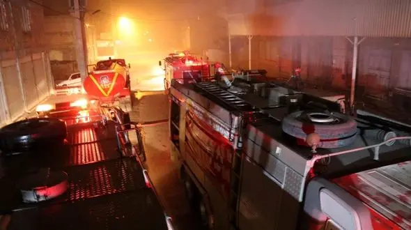 آتش سوزی گسترده در انبار بنکداران اهواز / آتش همچنان شعله ور است +  عکس ها