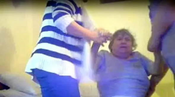 رفتار غیراخلاقی 3 پرستار با با یک زن ! + عکس