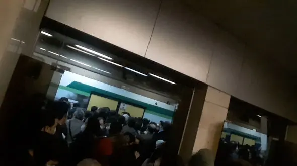 فیلم لحظه تخلیه فوری مسافران مترو ارم سبز / دقایقی پیش رخ داد + عکس