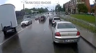 فیلم لحظه فرار هولناک دزد ماشین در جاده بارانی / تصادف هولناک دزد با اتوبوس
