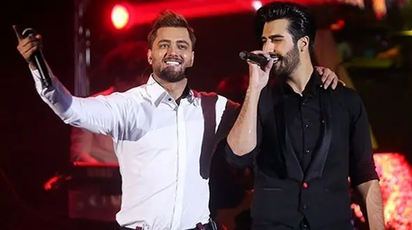 فیلم از عجیب ترین لباس ماکان بند در کنسرت/ رقص خانم و آقایان فضایی در کنسرت