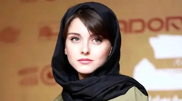 فیلم/ فاطمه مسعودی‌فر با کلاه و استایل خبرساز در اکران گل سنگ / تتوی خصوصی خانم بازیگر نمایان شد