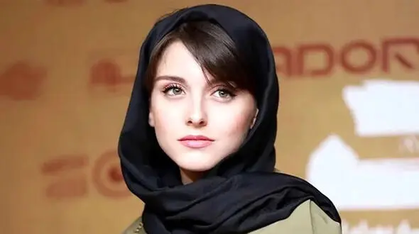 فیلم/ فاطمه مسعودی‌فر با کلاه و استایل خبرساز در اکران گل سنگ / تتوی خصوصی خانم بازیگر نمایان شد