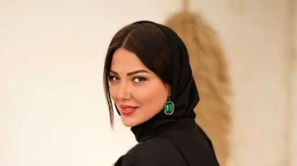 سلفی آسانسوری لیلا اوتادی با استایل سبز و لاکچری و کیف مارکدار شیک