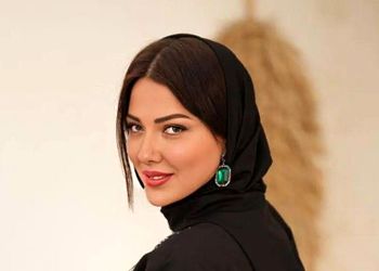 سلفی آسانسوری لیلا اوتادی با استایل سبز و لاکچری و کیف مارکدار شیک