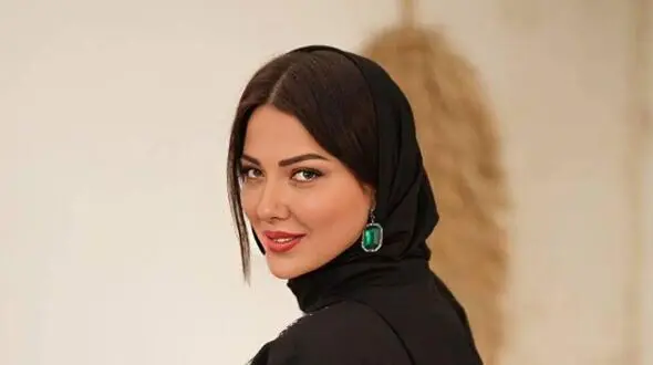 سلفی آسانسوری لیلا اوتادی با استایل سبز و لاکچری و کیف مارکدار شیک