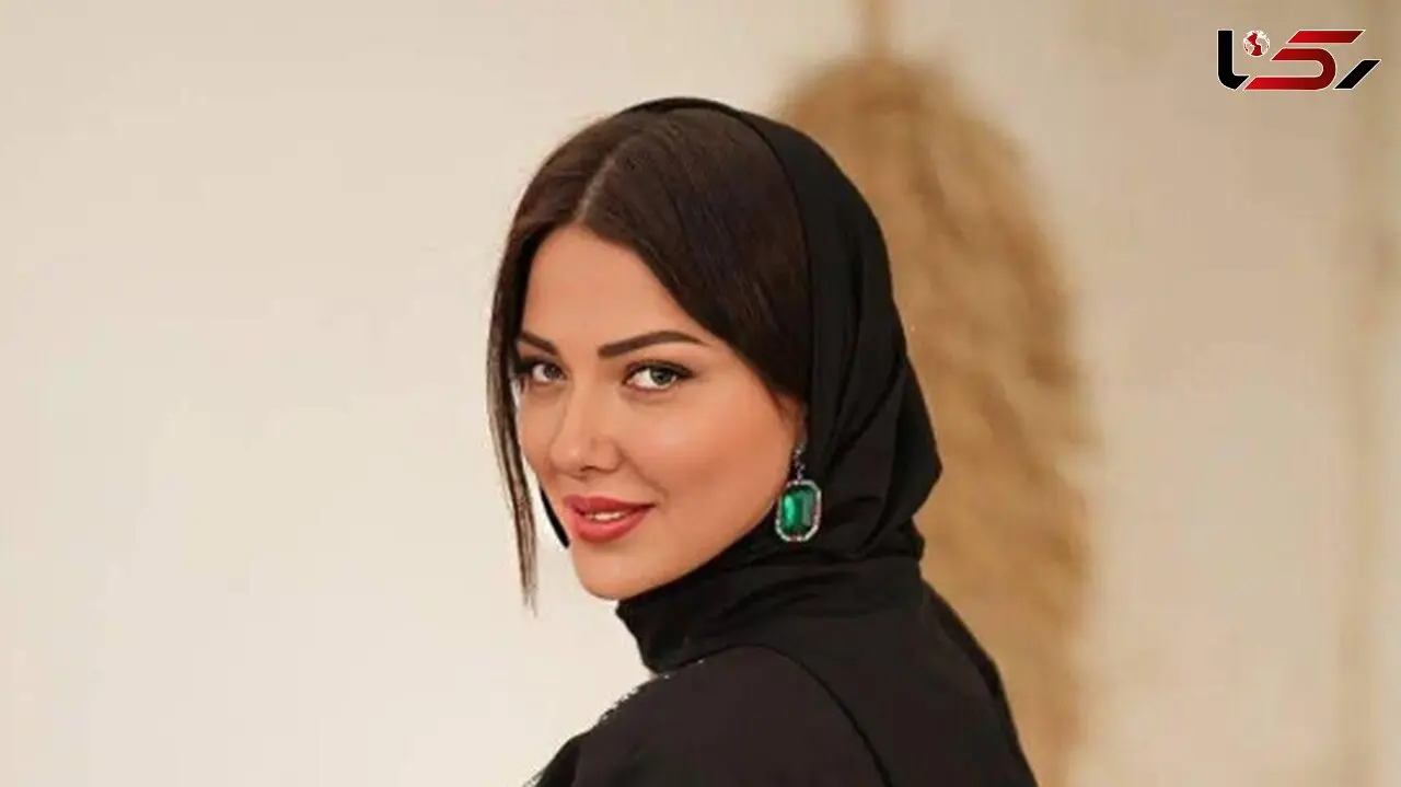 سلفی آسانسوری لیلا اوتادی با استایل سبز و لاکچری و کیف مارکدار شیک