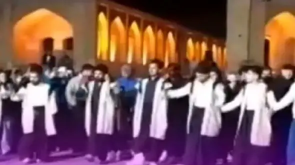 فیلم آواز  باشکوه  جلوی پل خواجوی اصفهان ! / رقص محلی یک  گروه همه را میخکوب تماشا کرد !