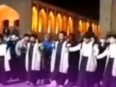فیلم آواز  باشکوه  جلوی پل خواجوی اصفهان ! / رقص محلی یک  گروه همه را میخکوب تماشا کرد !