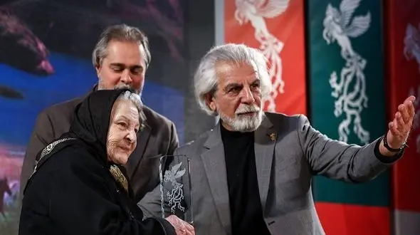 فیلم/مراسم اهدا سیمرغ افتخاری به آزیتا لاچینی در کاخ جشنواره فیلم فجر/ تغییر چهره معصومه سریال پدر سالار بعد از 30 سال