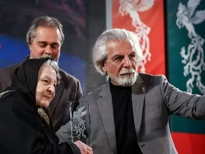 فیلم/مراسم اهدا سیمرغ افتخاری به آزیتا لاچینی در کاخ جشنواره فیلم فجر/ تغییر چهره معصومه سریال پدر سالار بعد از 30 سال