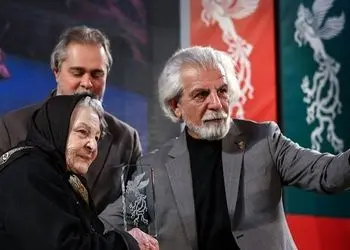 فیلم/مراسم اهدا سیمرغ افتخاری به آزیتا لاچینی در کاخ جشنواره فیلم فجر/ تغییر چهره معصومه سریال پدر سالار بعد از 30 سال