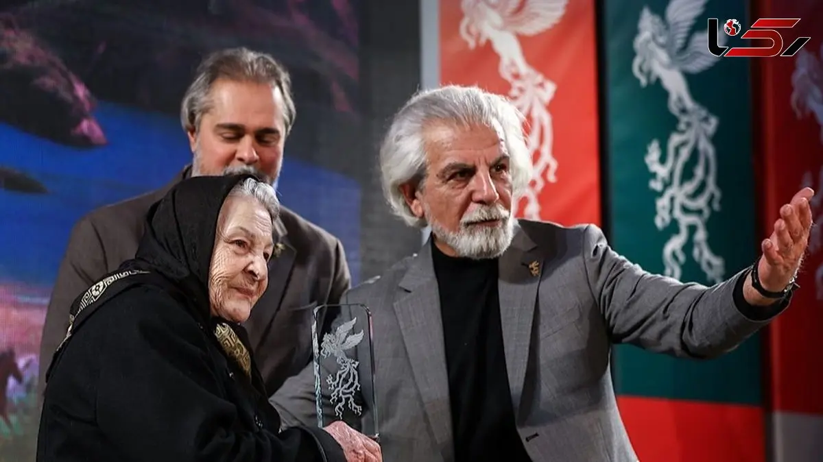 فیلم/مراسم اهدا سیمرغ افتخاری به آزیتا لاچینی در کاخ جشنواره فیلم فجر/ تغییر چهره معصومه سریال پدر سالار بعد از 30 سال