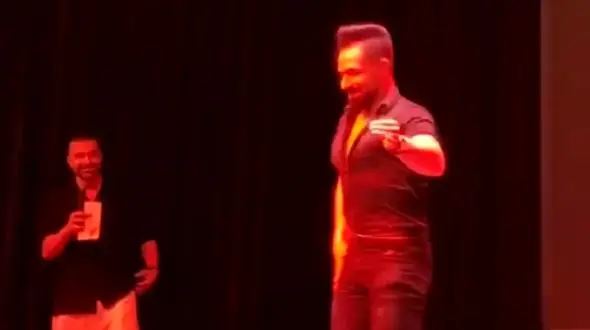 فیلم  آواز شاد /  این آقا یه جور مردونه عربی رقصید تمام اعضا و جوارحشو مثل ویبره میلرزونه 