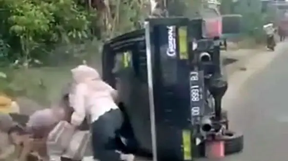 فیلم لحظه دلخراش واژگونی وانت پر از زن و کودک 