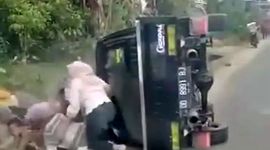 فیلم لحظه دلخراش واژگونی وانت پر از زن و کودک 