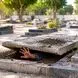 فیلم / تکان خوردن سنگ قبر، مرد مرده زنده از گور بیرون آمد / خانواده ای با دیدن این صحنه مبهوت شدند