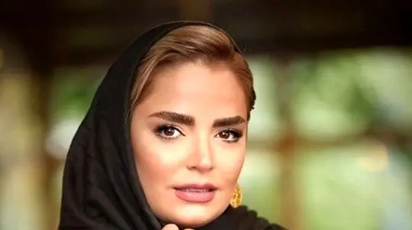 سپیده خداوردی بازیگر سریال اجل معلق با مانتو بلندِ بنفش و شال پلنگی در ساحل مشغول تماشای زیبایی های طبیعت