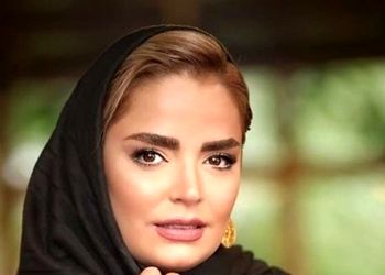 سپیده خداوردی بازیگر سریال اجل معلق با مانتو بلندِ بنفش و شال پلنگی در ساحل مشغول تماشای زیبایی های طبیعت
