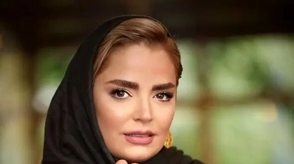 سپیده خداوردی بازیگر سریال اجل معلق با مانتو بلندِ بنفش و شال پلنگی در ساحل مشغول تماشای زیبایی های طبیعت