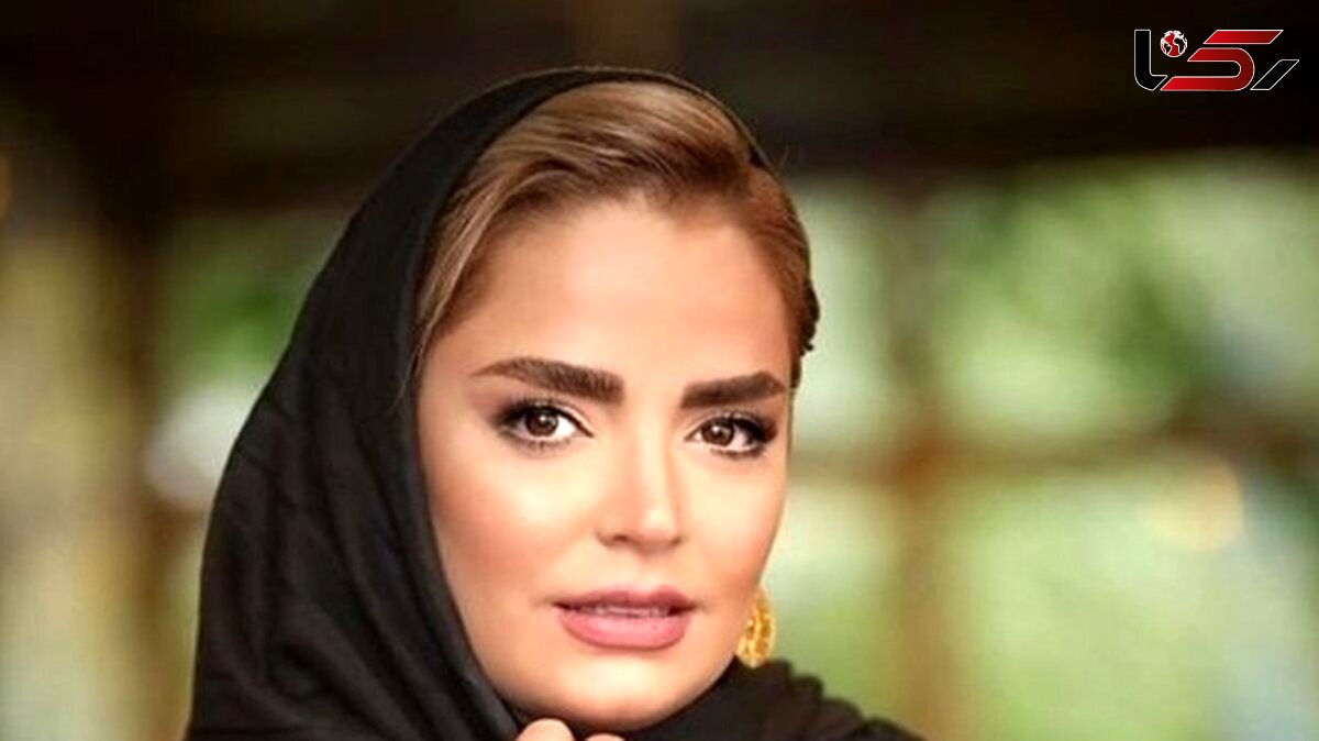 سپیده خداوردی بازیگر سریال اجل معلق با مانتو بلندِ بنفش و شال پلنگی در ساحل مشغول تماشای زیبایی های طبیعت