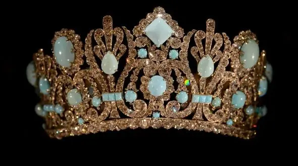 داستان نیم‌ تاج همسر ناپلئون با نگین فیروزه ایرانی