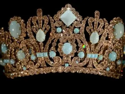 داستان نیم‌ تاج همسر ناپلئون با نگین فیروزه ایرانی