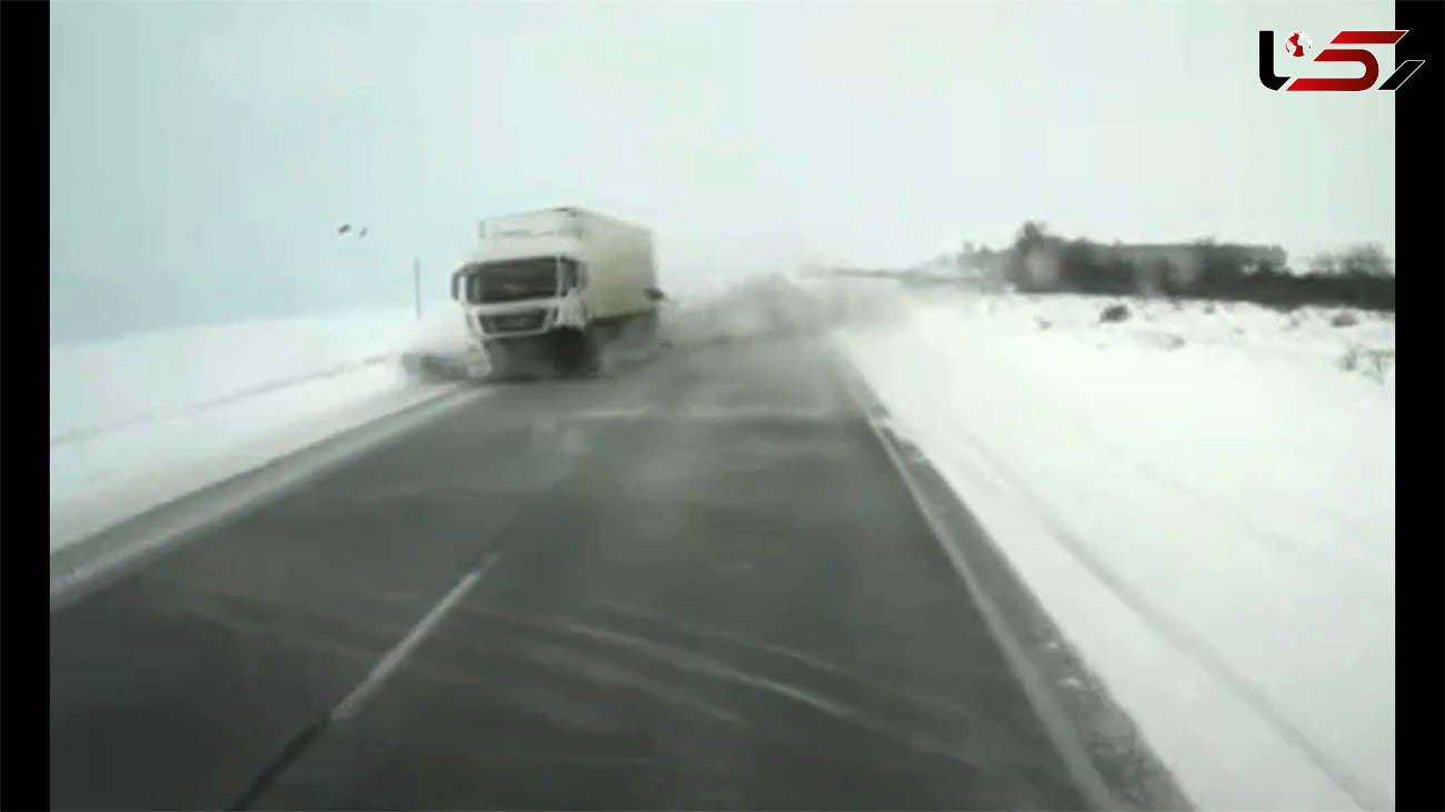ببینید / |‌ لحظه وحشتناک سرخوردن خودروی سواری در جاده یخ زده + فیلم
