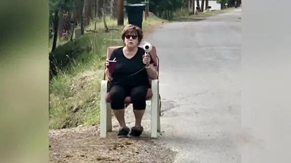 وحشت رانندگان از یک پیرزن مرموز +عکس