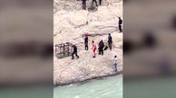نجات 4 مسافر از رودخانه مرگبار خرسان / روستاییان فرشته نجات شدند + عکس