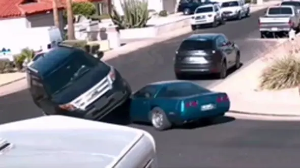 کادیلاک از روی کروت رد شد / صحنه‌ای که قوانین رانندگی را زیر سؤال برد + فیلم