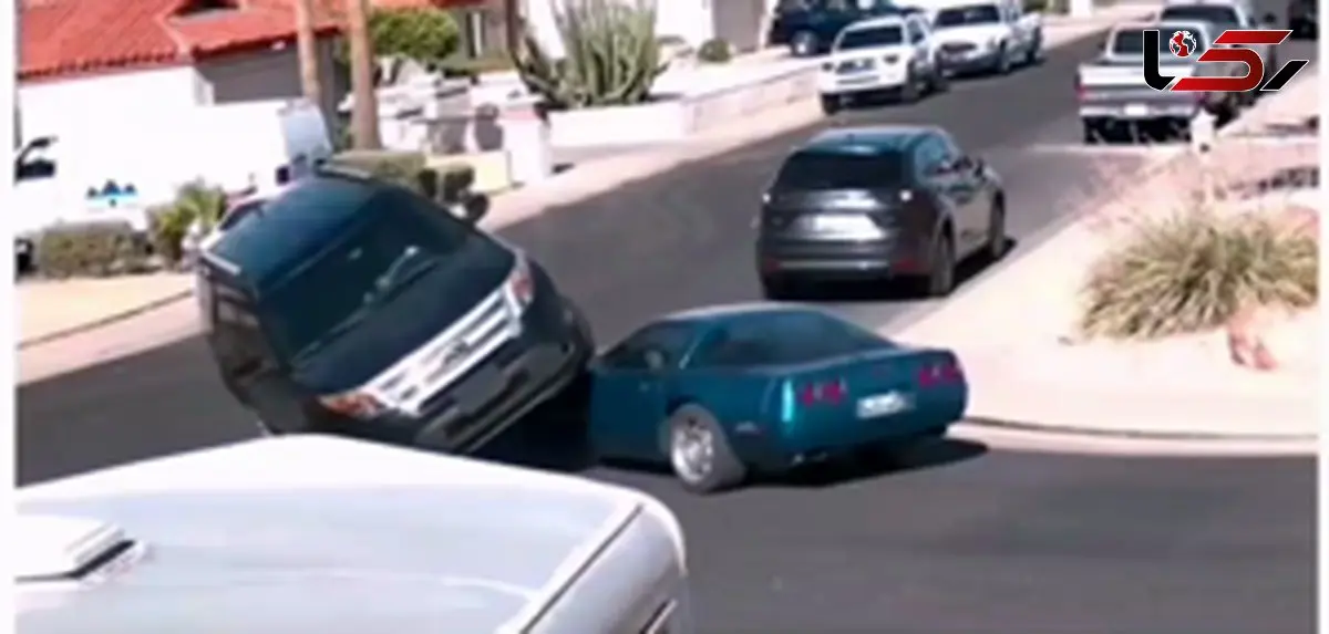 کادیلاک از روی کروت رد شد / صحنه‌ای که قوانین رانندگی را زیر سؤال برد + فیلم