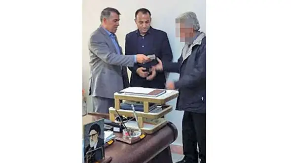 رفتگر درستکار کرجی دوباره خبر ساز شد + عکس