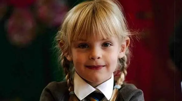 بریدن گلوی دختر مو طلایی مقابل چشمان مادرش + عکس