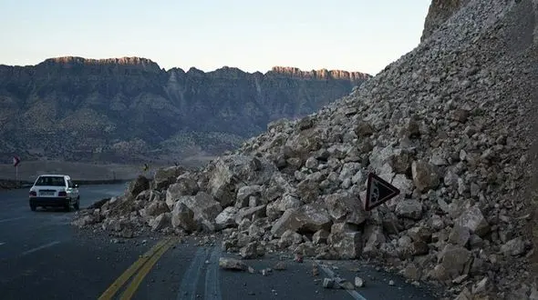 وحشت در سرچم اردبیل / ریزش سنگ از کوه مسافران را شوکه کرد