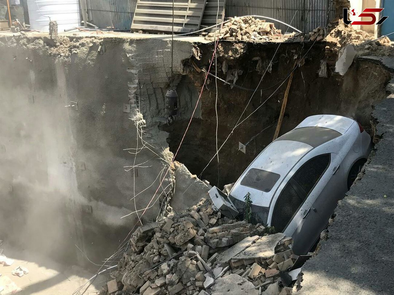 ریزش مرگبار ساختمانی در قلب تهران /ماشین لاکچری بلعیده شد + فیلم  وحشتناک