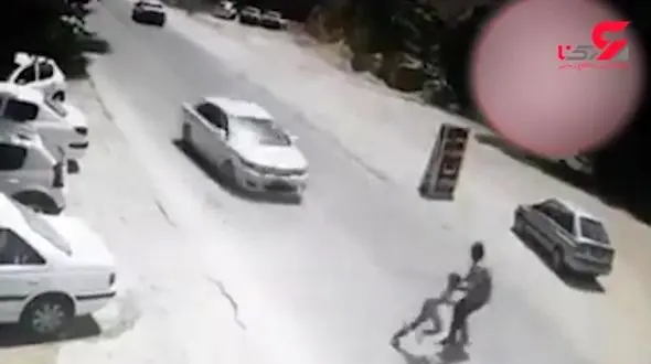 فیلم لحظه تصادف وحشتناک پدر و پسر با یک خودرو در جاده شمال + فیلم