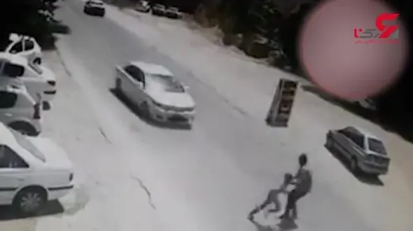 فیلم لحظه تصادف وحشتناک پدر و پسر با یک خودرو در جاده شمال + فیلم