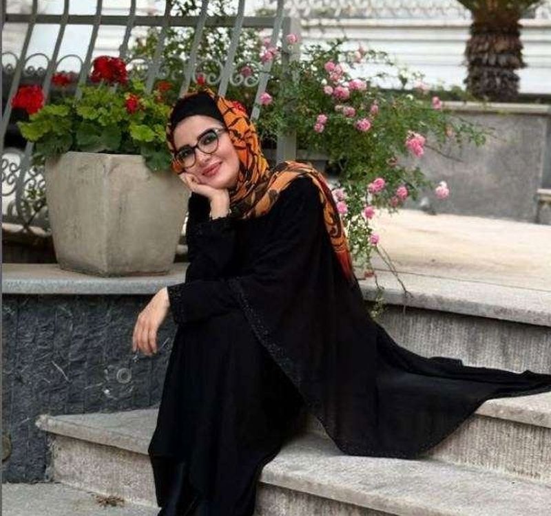 ملیکا زارعی در حیاط