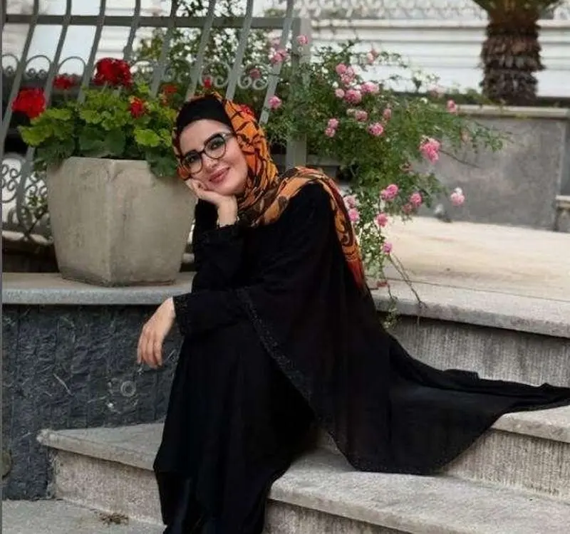 ملیکا زارعی در حیاط