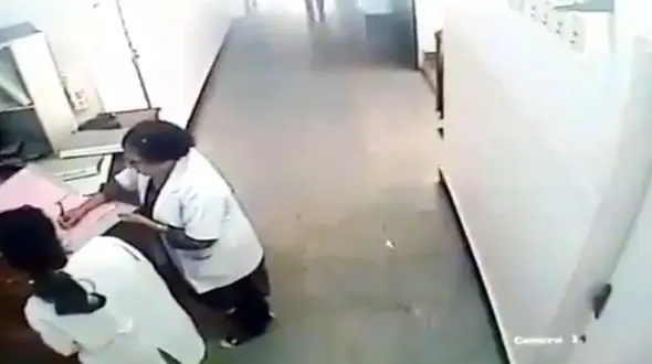 لحظه مرگ عجیب خانم پرستار جلوی دوربین + فیلم