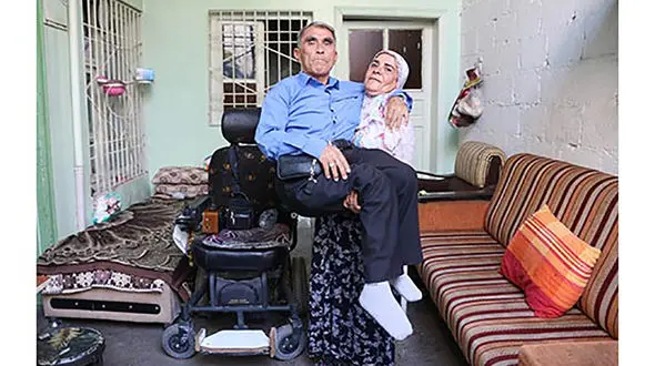 پیرزنی عاشق که فداکارانه همسر فلجش را به دوش می‌کشد + تصاویر