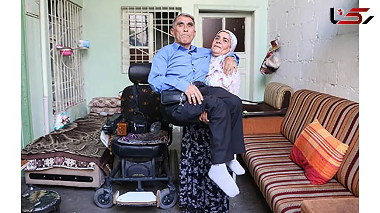 پیرزنی عاشق که فداکارانه همسر فلجش را به دوش می‌کشد + تصاویر