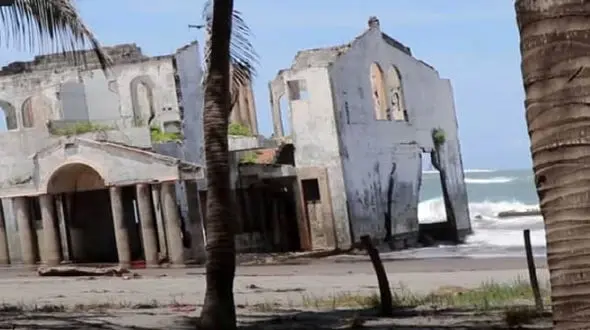 امواج آب یک ویلا را منطقه گردشگری کرد + فیلم 