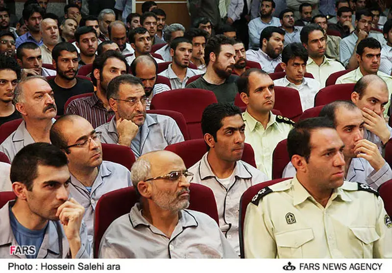 محسن میردامادی که در جریان وقایع انتخابات ریاست جمهوری سال 1388 به زندان افتاد - تقی محمدی دست گروگان را گرفته است - دانشجویان پیرو خط امام در جریان اشغال سفارت آمریکا در 13 آبان 1358