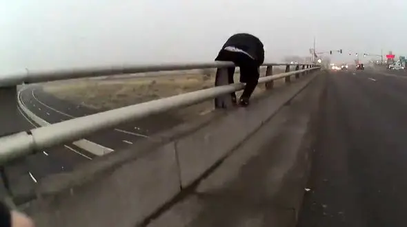 نجات جان یک مرد از یک قدمی مرگ توسط مامور پلیس+ فیلم و عکس