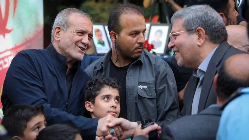 مسعود پزشکیان عصر روز سه‌شنبه( ۱۴ مرداد) با حضور در مجتمع خدمات بهزیستی و شیرخوارگاه آمنه، در مراسمی که به منظور گرامیداشت یاد شهدای کودک و خردسال تجاوز رژیم صهیونیستی برگزار شده بود شرکت کرد.