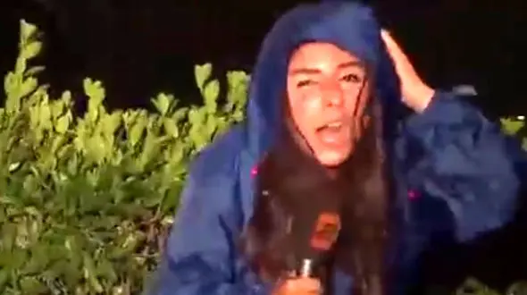 سماجت عجیب  خانم خبرنگار در هوای طوفانی + فیلمی بسیار جالب